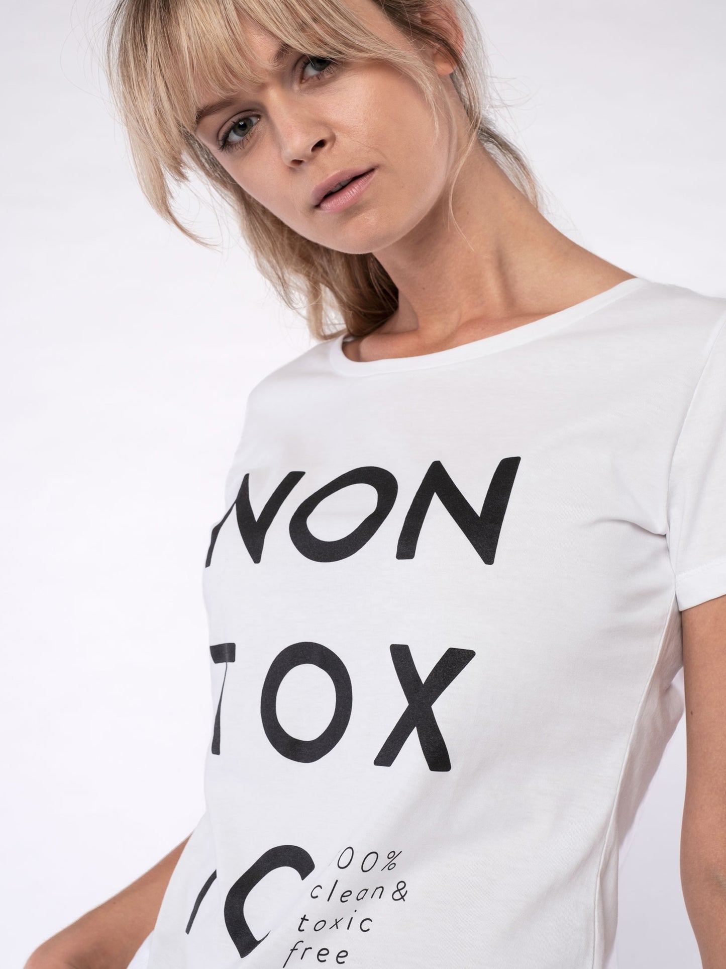 Damen T-Shirt KEIN GIFT (weiß)
