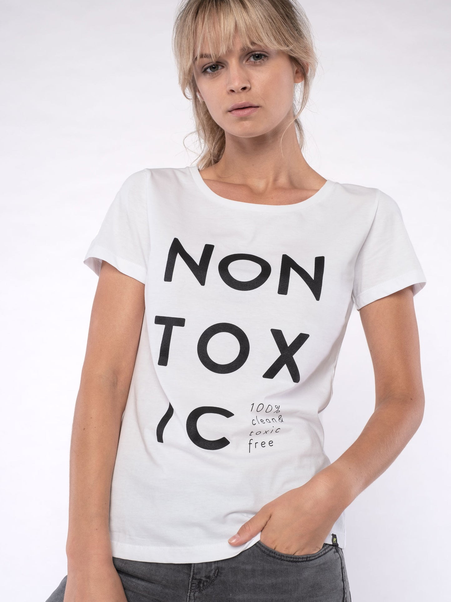 Damen T-Shirt KEIN GIFT (weiß)