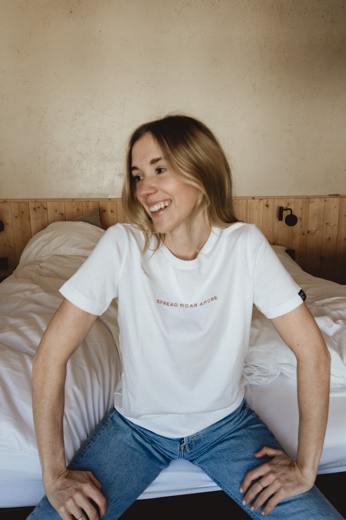 WOMEN T-SHIRT "SPREAD MOAR AMORE"