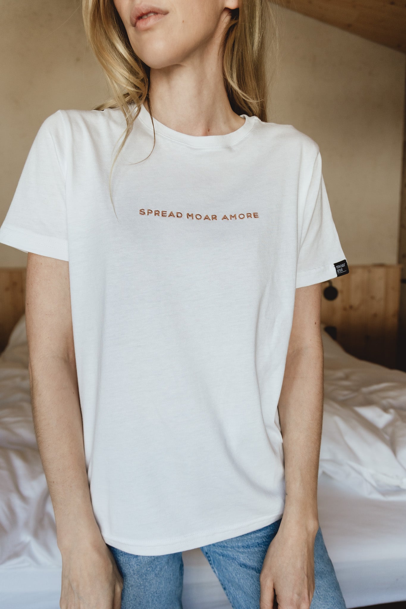WOMEN T-SHIRT "SPREAD MOAR AMORE"