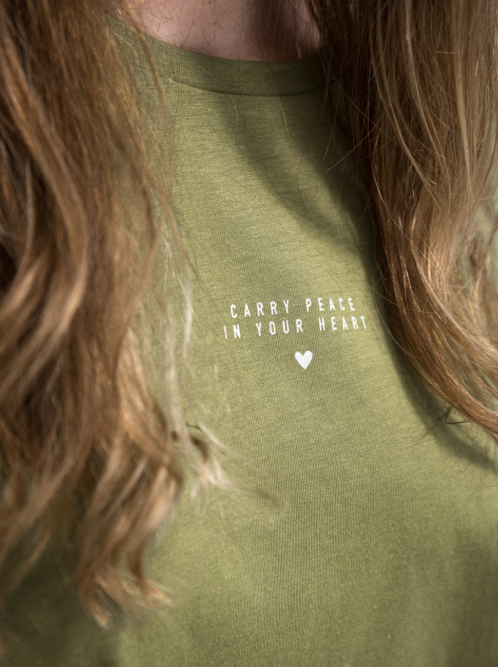 Damen T-Shirt FRIEDEN IM HERZEN (olivgrün)