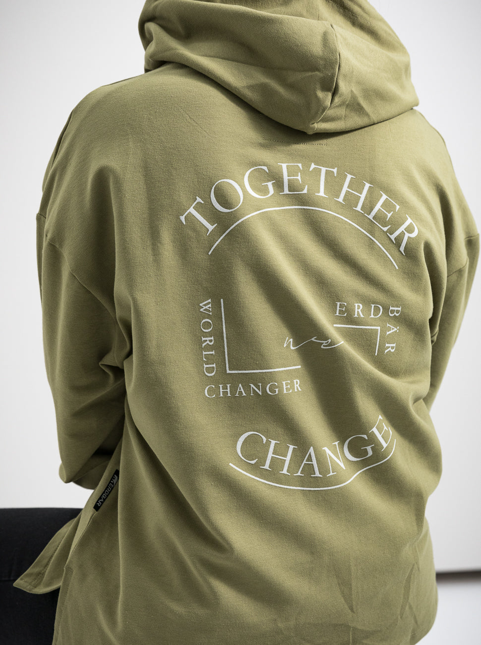 Damen Hoodie ERDBÄR X WORLDCHANGER (olivgrün)