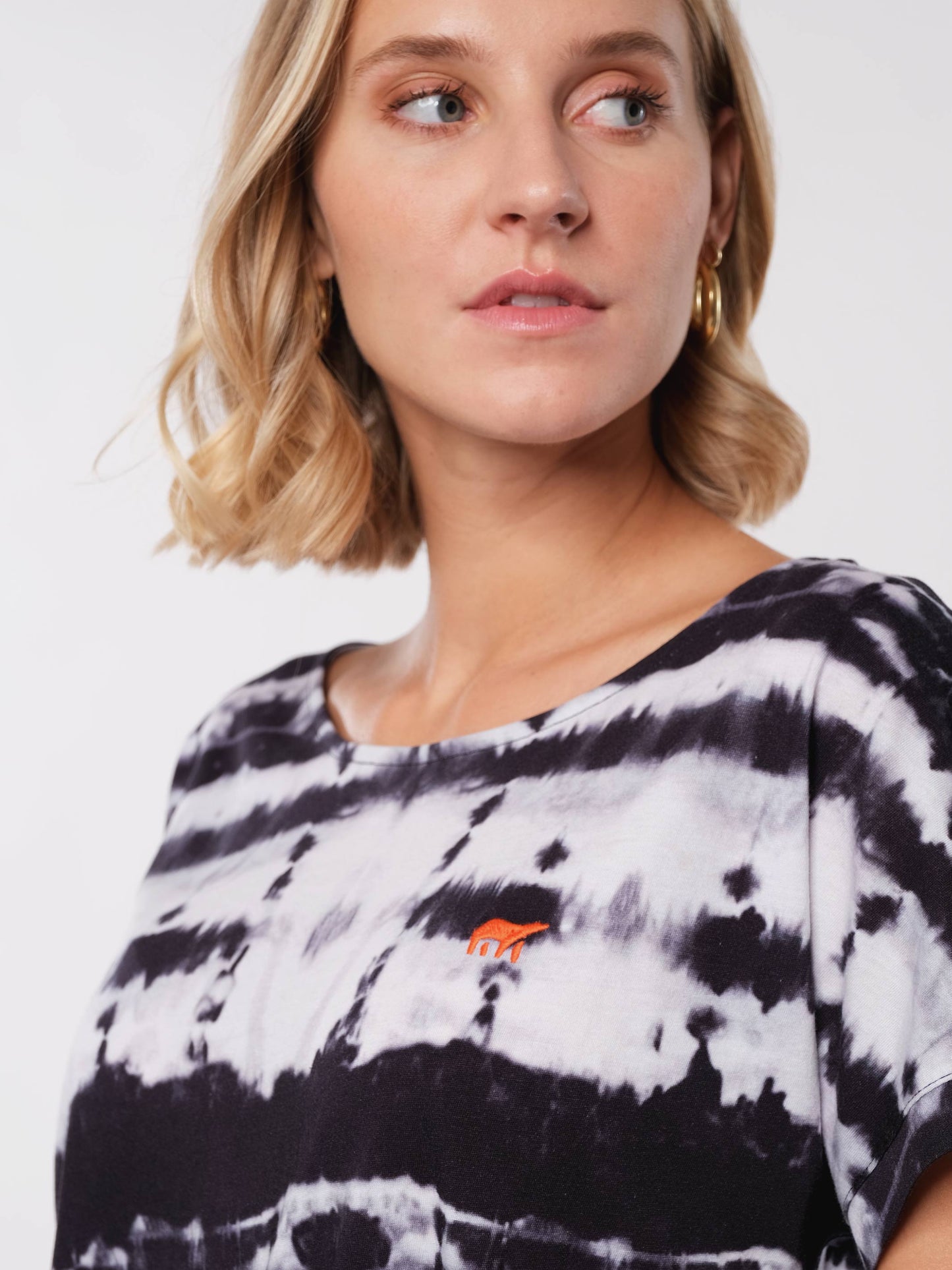 Damen T-Shirt LOGOBÄR (batik)